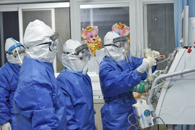 2020年2月，国药医疗医护人员在武汉一线积极参与救治。